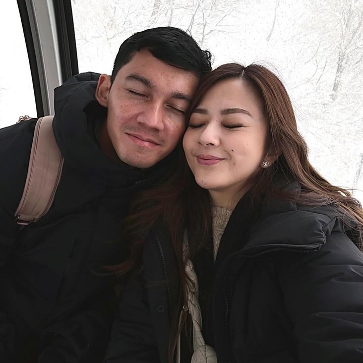 <p>Perjalanan liburan para artis Indonesia seringkali menjadi sorotan publik. Begitu pula dengan Samuel Zylgwyn dan Franda yang berlibur ke Jepang bersama kedua putrinya, yakni Zylvechia dan Faleia. (Foto: Instagram @frandaaa87)</p>