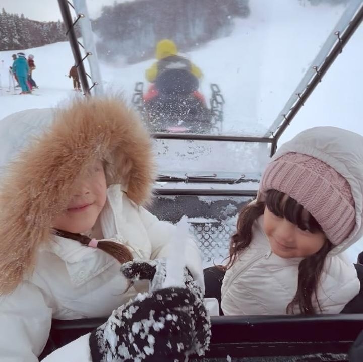 <p>Kedua putrinya tampak begitu menikmati kegiatan tersebut, mulai dari membuat bola salju, duduk di hamparan salju, hingga bermain dengan rintik salju yang turun. Tak hanya itu, mereka juga menaiki snowmobile, Bunda.&nbsp;(Foto: Instagram @frandaaa87)</p>