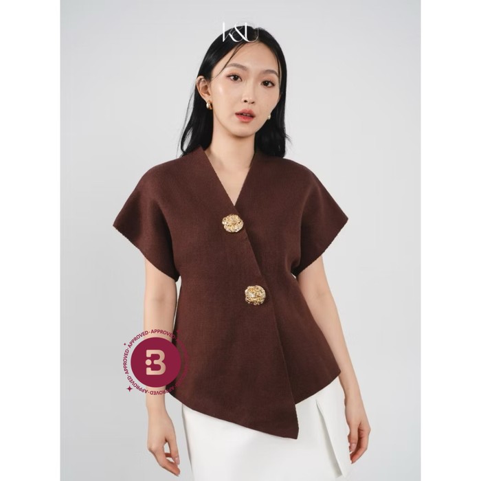 Selene top dari brand lokal KUKAI ini memiliki design asimetris dengan kerah v-neck. Hal yang menarik perhatian dari atasan ini adalah kancing berwarna rose gold yang eye catching, memberikan kesan feminin dan chic.