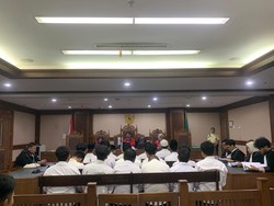 21 Terdakwa Kasus Kericuhan Demo Agustus Dituntut 10 Bulan Penjara