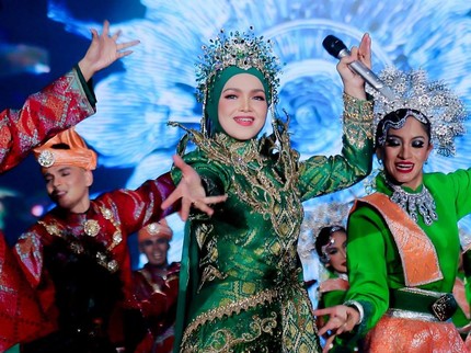 Viral Aksi Siti Nurhaliza Loncat ke Atas Panggung saat Konser, Energik di Usia 47 Th