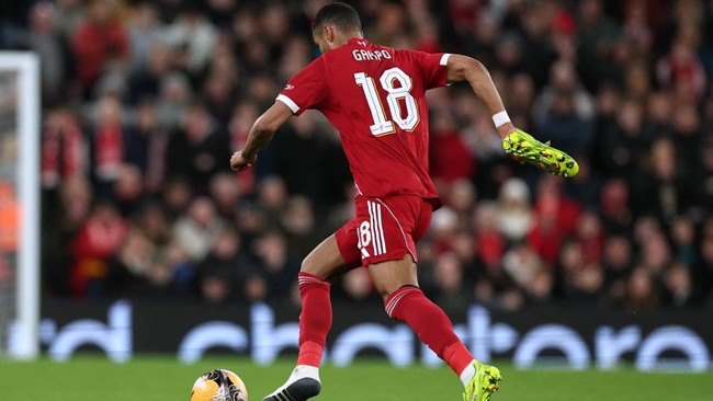 Pemain Liverpool Cody Gakpo menjadi sorotan berkat aksi lucunya bermain dengan sepatu sebelah yang viral di sosial media baru-baru ini.