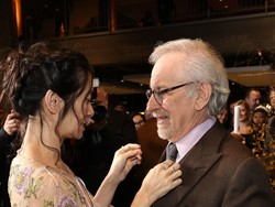 Pujian Steven Spielberg untuk Chloe Zhao yang Menangkan Penghargaan di Golden Globes 2026
