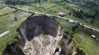 FOTO: Tanah Amblas Mirip Sinkhole di Aceh Tengah