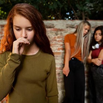 5 Tanda Teman Sebenarnya adalah Musuh, Diam-diam Menghancurkanmu!