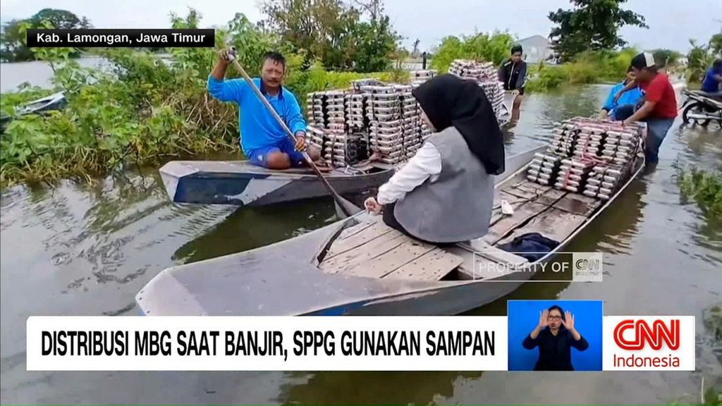VIDEO: Distribusi MBG Saat Banjir, Petugas Gunakan Sampan