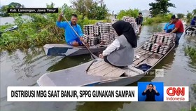 VIDEO: Distribusi MBG Saat Banjir, Petugas Gunakan Sampan