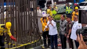Momen Pram dan Bang Yos Bongkar Tiang Monorel Jakarta
