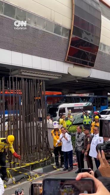 Momen Pram dan Bang Yos Bongkar Tiang Monorel Jakarta