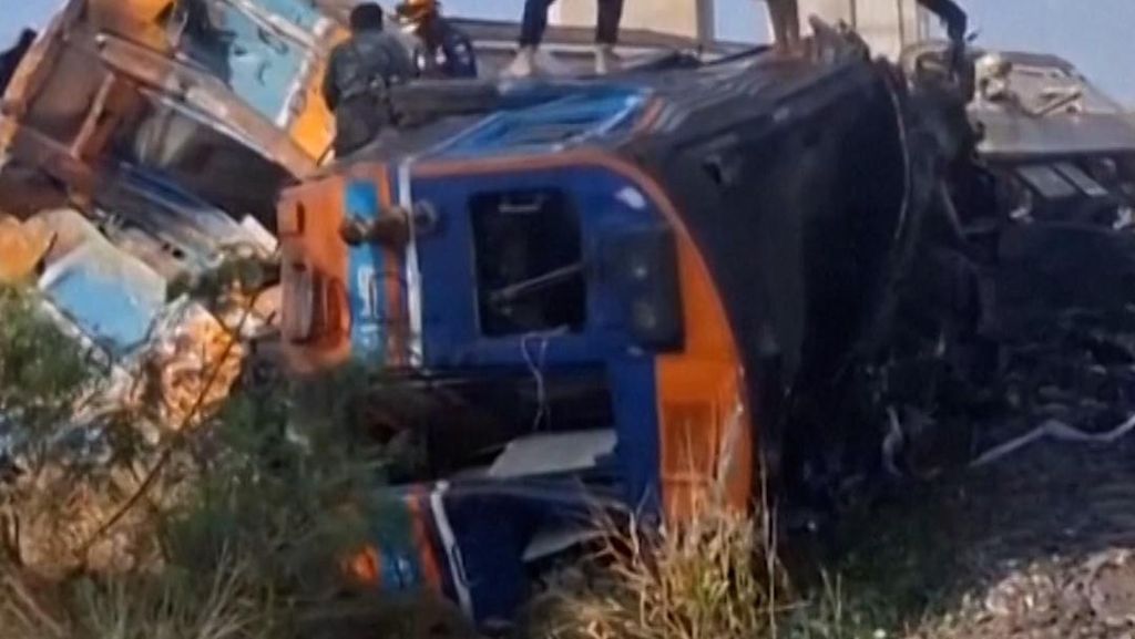 Penampakan Crane Ambruk Timpa Kereta, 22 Orang Tewas