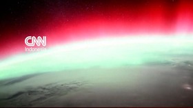 POV Astronaut Menyaksikan Gemerlap Aurora Langsung dari Luar Angkasa