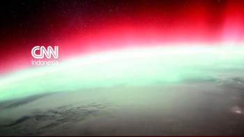 POV Astronaut Menyaksikan Gemerlap Aurora Langsung dari Luar Angkasa