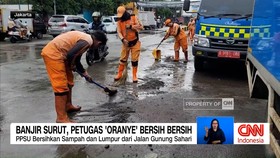 VIDEO: Banjir Surut, Petugas Oranye Lakukan Bersih-Bersih
