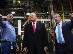 Diteriaki Pelindung Pedofil, Trump Acungkan Jari Tengah