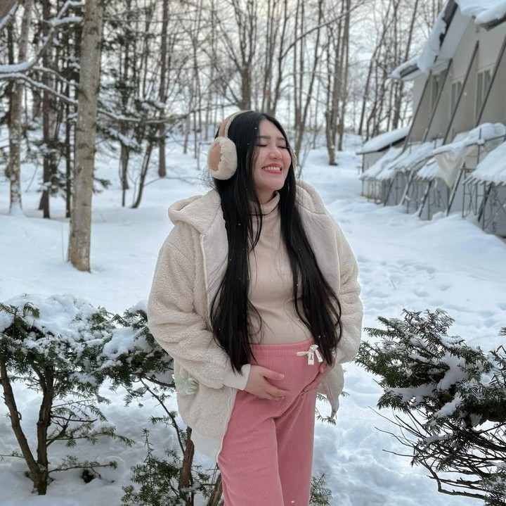 <p>Kabar kehamilan ini disambut bahagia penggemarnya. Banyak penggemar menuliskan ucapan selamat dan menyampaikan doa untuk kehamilan kedua sang penyanyi. "Ya Allah jagalah janin dan ibu nya sampai bersalin nnti.. amin yra,"" tulis akun @lu***. "Slamat ya mbk @viavallen. Semoga sehat dedek dan ibu ny. Lacar sampai lahiran," ujar akun @mi***. (Foto: Instagram @viavallen)</p>