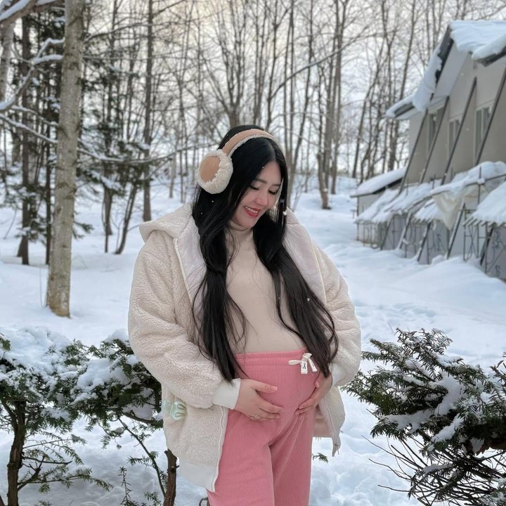 <p>Dalam potret yang diunggahnya, Via terlihat manis mengenakan pakaian dan aksesoris musim dingin. Pelantun lagu <em>Meraih Bintang</em> ini tampak memakai jaket berwarna <em>ivory</em> yang tampaknya sengaja dibiarkan terbuka untuk memperlihatkan <em>baby bump</em> kehamilannya. Via menyempurnakan penampilannya dengan padu padan celana berwarna merah muda dan <em>earmuff</em>. (Foto: Instagram @viavallen)</p>