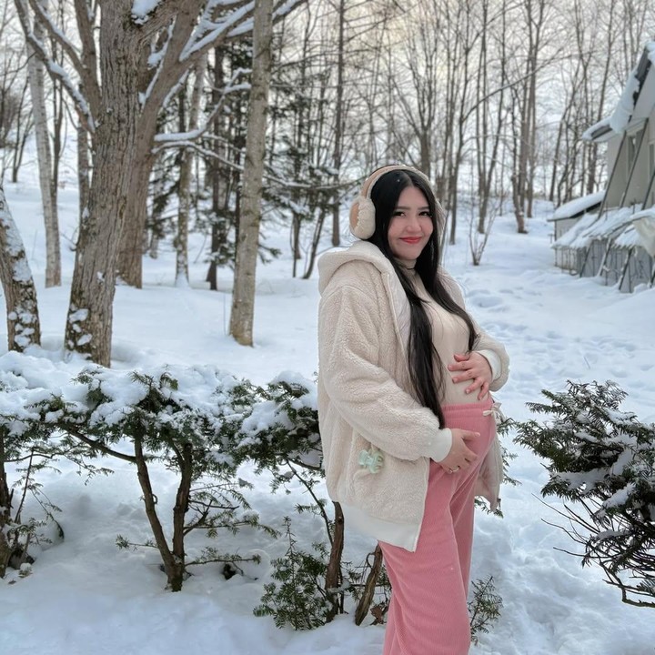 <p>Via bersama suami dan anaknya tengah menikmati libur musim dingin awal tahun di Jepang. Liburan ini tampaknya menjadi yang pertama bagi Via setelah mengumumkan kehamilannya ke publik, Bunda. (Foto: Instagram @viavallen)</p>