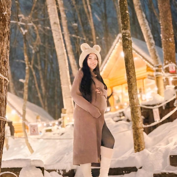 <p>Via pertama kali mengumumkan kehamilan keduanya pada 4 Januari 2026. Istri Chevra Yolandi ini tiba-tiba saja mengunggah foto kehamilannya yang sudah tampak besar saat liburan di Jepang. "<em>Our family just leveled up! Alhamdulillah,</em> bentar lagi mas Agham punya adek," tulis Via, dikutip dari Instagram @viavallen. (Foto: Instagram @viavallen)</p>