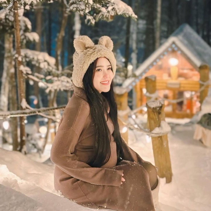 <p>Via memang telah mengumumkan kabar kehamilan keduanya ke publik, Bunda. Meski begitu, Via masih merahasiakan detail terkait kehamilannya, termasuk usia kandungan dan jenis kelamin calon anak keduanya. Via tampaknya masih ingin menikmati masa kehamilan tanpa sorot publik. (Foto: Instagram @viavallen)</p>