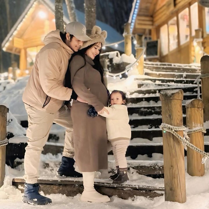 <p>Perlu diketahui, Via Vallen dan suaminya Chevra Yolandi resmi menikah pada 15 Juli 2022. Pada 7 Juli 2024, keduanya dikaruniai anak pertama berjenis kelamin laki-laki yang diberi nama Muhammad Raidan Agam Radia Al Arifin. Hampir dua tahun melahirkan anak pertamanya, Via mengumumkan tengah mengandung anak kedua. (Foto: Instagram @viavallen)</p>