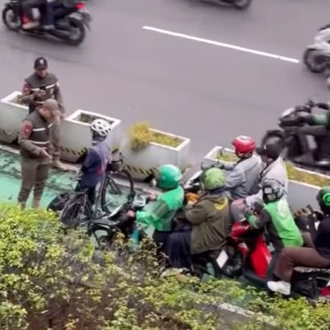 Aksi Pesepeda Wanita Adang Pemotor di Jalur Sepeda di Jalan Sudirman