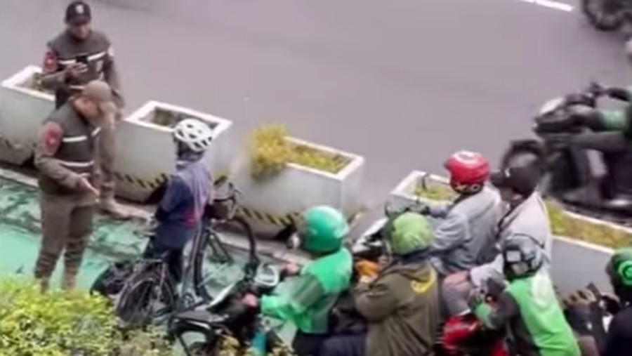 Viral aksi seorang pesepeda perempuan mengadang motor yang masuk ke jalur sepeda di Jalan Jenderal Sudirman&comma; Jakarta Pusat&period;