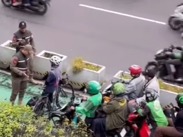 Aksi Pesepeda Wanita Adang Pemotor di Jalur Sepeda di Jalan Sudirman