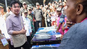 FOTO: Gibran Pakai Noken Saat Blusukan di Papua
