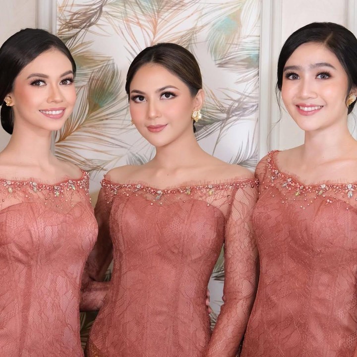 <p>Yuki Kato juga pernah hadir di rangkaian acara pernikahan sahabatnya Enzy Storia beberapa waktu lalu. Di pernikahan ini, Yuki kembali dipercaya menjadi <em>bridesmaid</em> bersama dua sahabatnya yang lain, yakni Febby Rastanty dan Jessica Mila. Dalam salah satu rangkaian acara, Yuki terlihat mengenakan kebaya modern <em>off shoulder</em> berwarna peach tua. Kali ini, style Yuki disamakan dengan bridesmaid lainnya. (Foto: Instagram @victoria_makeupatelier/ @yukikt)</p>
