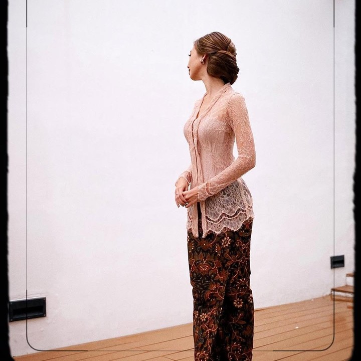 <p>Kebaya tampaknya menjadi salah satu <em>outfit</em> kondangan favorit Yuki Kato. Saat mengadiri pernikahan sahabat di tahun 2021, Yuki sudah mulai menggunakan kebaya yang dipadukan dengan kain jarik. Selain kebaya, perempuan berdarah Jepang ini juga sering merias rambutnya dengan model cepol. (Foto: Instagram @yukikt)</p>