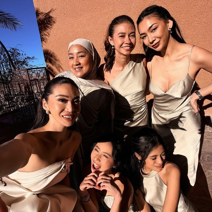<p>Artis Yuki Kato dijuluki 'duta bridesmaid' karena kerap kali didapuk menjadi bridesmaid di pernikahan teman-temannya, Bunda. Baru-baru ini, Yuki terlihat hadir menjadi bridesmaid di pernikahan Ranggaz Laksamana dan Angie Prijanto yang berlangsung di Maroko. Di acara pernikahan ini, gaya Yuki mencuri perhatian saat tampil anggun mengenakan gaun berwarna silver sage. (Foto: Instagram @yukikt)</p>