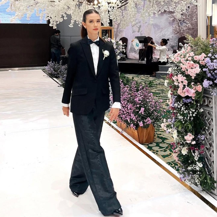 <p>Selain dress, Yuki juga pernah mengenakan pakaian bernuansa maskulin di pernikahan sahabatnya. Bintang film <em>Operation Wedding</em> ini pernah memakai setelan jas hitam lengkap dengan dasi kupu-kupu. Untuk menyempurnakan penampilannya, Yuki mengenakan celana semi <em>cutbray</em> dan sepatu <em>heels</em> hitam. Gaya berbusana 'unik' Yuki ini menuai pujian dari netizen. "Kalo pake stelan kek guni asli elegan cantik," tulis akun @li***. "Masyaallah cantik bgt yakk.. vibesnya," ungkap @su***. "Yuki duta Bridesmaids &amp; groomsman Indonesia," kata akun @an***. (Foto: Instagram @yukikt)</p>