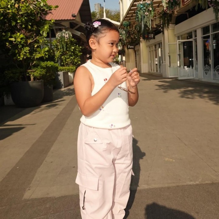 <p>Gewa memiliki paras yang manis perpaduan antara sang ayah dan ibundanya. Tak hanya cantik, putri dari pelantun lagu <em>Kasih Putih</em> ini juga semakin percaya diri saat berpose di depan kamera. Sebagai Bunda, Mutia Ayu pun tak jarang membagikan foto manis Gewa yang diunggah di Instagram. (Foto: Instagram @gewaatlanasyamayim)</p>