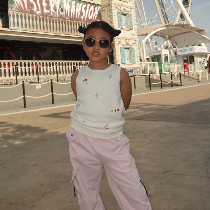 <p>Ketika pergi berlibur ke luar negeri, Gewa pun tak ingin melewatkan kesempatan untuk berpose keren dengan latar komidi putar yang tampak menawan. Kalau soal bergaya, Gewa memang tak perlu diragukan lagi ya, Bunda. (Foto: Instagram @gewaatlanasyamayim)</p>