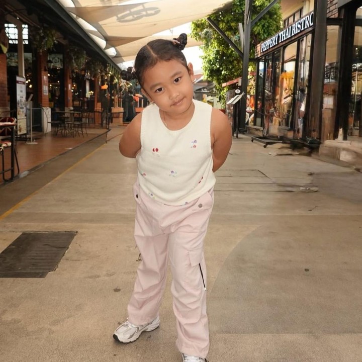 <p>Dalam potretnya, Gewa mengenakan tanktop rajut yang dipadukan dengan celana jogger berwarna pink. Penampilannya pun semakin lengkap dan <em>stylish</em> saat rambutnya disanggul dalam cepol dua dan dirinya pun memakai <em>sneakers</em> berwarna putih. Setuju ya, Bunda? Di foto ini, Gewa terlihat manis dan menggemaskan. (Foto: Instagram @gewaatlanasyamayim)</p>