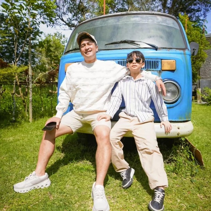 <p>Artis sekaligus presenter Irfan Hakim kini sudah dikaruniai lima orang anak dari pernikahannya dengan Della Sabrina Indah Putri yang berlangsung pada tahun 2007. Salah satu yang turut mencuri perhatian netizen adalah anak keempatnya, Chafidz Djalu Hakim. (Foto: Instagram @irfanhakim75)</p>