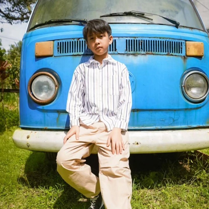 <p>Bocah yang akrab disapa Djalu ini sudah menginjak usia 11 tahun dan semakin mencuri perhatian netizen. Bagaimana tidak? Anak laki-laki Irfan Hakim ini punya wajah yang tampan bak sang Ayah. Djalu pun kini juga semakin pandai bergaya dengan <em>outfit</em> yang keren. "Udah gede aja kamu nak. Jadi anak sholeh yaa, jadi anak hebat yaa, mudah2an bisa bermanfaat untuk banyak orang. Aaamiiin," tulis Irfan Hakim melalui unggahannya di Instagram. (Foto: Instagram @irfanhakim75)</p>