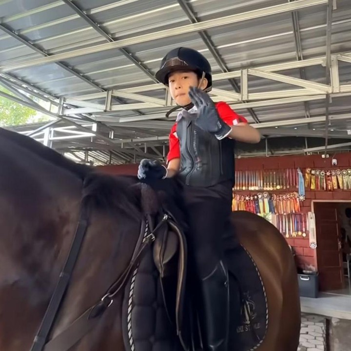 <p>Selain itu, anak-anak Irfan Hakim memang dikenal berprestasi, Bunda. Selain sang kakak, Aisha, yang sudah mahir berkuda, Djalu juga menunjukkan bakat di cabang olahraga yang sama, lho. (Foto: Instagram @irfanhakim75)</p>