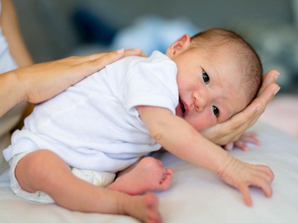 Normalkah Bayi Baru Lahir Sering Cegukan? Simak Fakta hingga Cara Menghentikannya