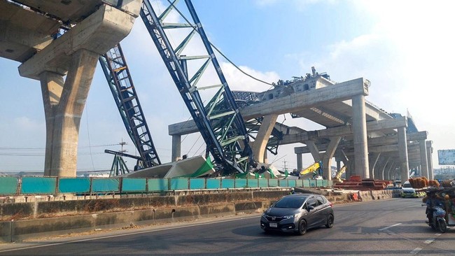 Satu hari setelah insiden crane jatuh menimpa kereta api dan menewaskan 32 orang, sebuah insiden crane jatuh kembali terjadi di Thailand, Kamis (15/1).