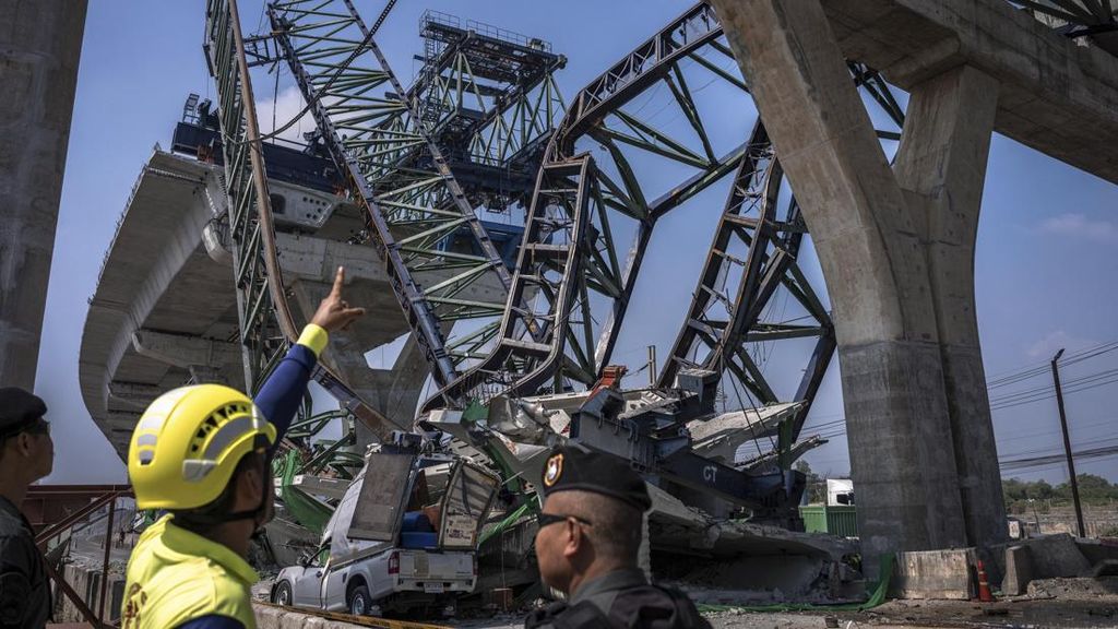 FOTO: Crane Lagi-lagi Jatuh di Thailand Tewaskan 2 Orang