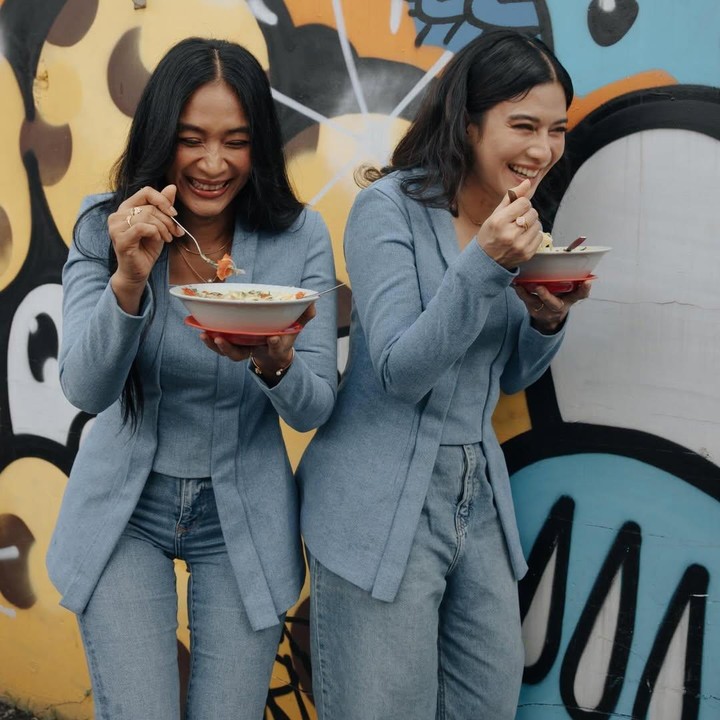 <p>Dua artis Tanah Air, Dian Sastrowardoyo dan Happy Salma, belum lama ini membagikan momen kebersamaan yang unik. Keduanya terlihat makan soto di jalanan sambil mengenakan pakaian senada. (Foto: Instagram @happysalma)</p>