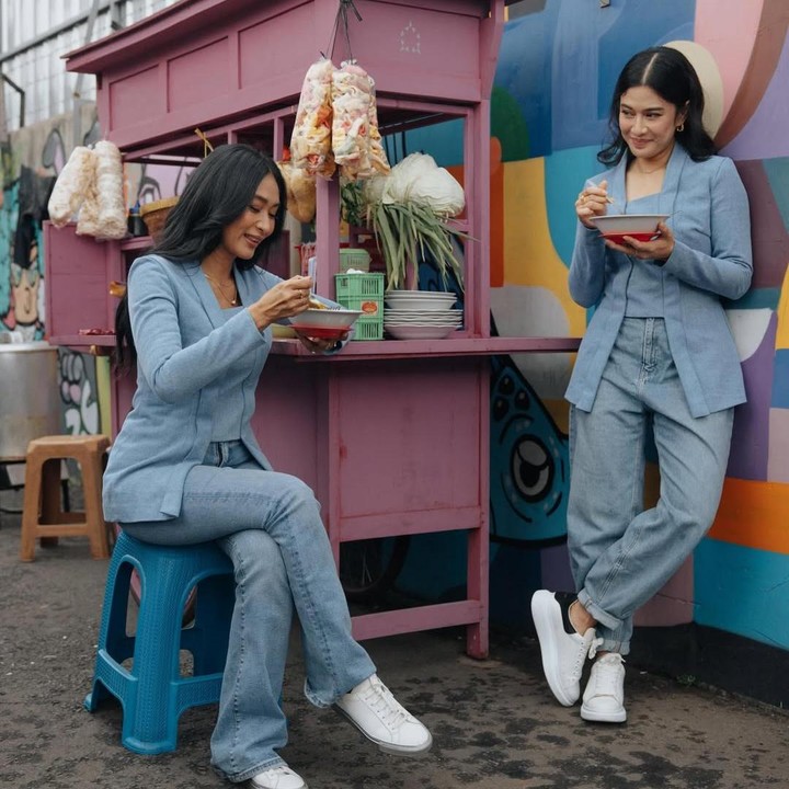 <p>Gaya santai Dian dan Happy makan soto di jalanan sambil mengenakan kebaya dan celana jeans ini menuai banyak pujian dari netizen. Beberapa di antaranya memuji paras keduanya yang cantik saat mengenakan kebaya. "Real cantik nya si aseliii, bukan seperti cantik buatan oplas. Sukaaaaaaa bgt sama cantik ny Indonesia bgt gtu," tulis akun @us***. "cantik semua," kata @ja***. (Foto: Instagram @happysalma)</p>