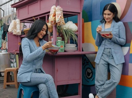Momen Dian Sastro dan Happy Salma Makan Soto Pakai Kebaya, Intip Potretnya