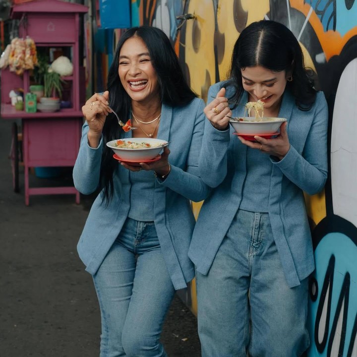 <p>Happy Salma dan Dian ternyata makan soto untuk mempromosikan buku berjudul <em>Discover Our Streets Through Soto</em> karya Febe Riri Siahaan dan Nico Novito. Happy sendiri memaknai buku karya sahabatnya dan makanan soto ini sebagai sesuatu yang bernilai bagi kehidupan, Bunda. "Senang sudah menjadi bagian kecil dari karya buku yang membahas khusus &ldquo;SOTO&rdquo; yang ada di seluruh Indonesia. Dari semangkok soto saya belajar tentang kebijaksanaan, arti keluarga, perbedaan dan kebersamaan," ungkap Happy. (Foto: Instagram @happysalma)</p>