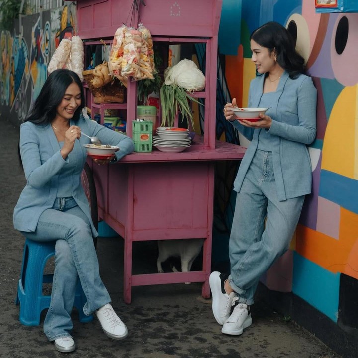 <p>Dian dan Happy kompak memakai kebaya kutu baru polos berwarna biru muda. Kedua bintang film ternama ini juga kompak memadukan kebaya dengan celana jeans biru muda dan sepatu kets putih. (Foto: Instagram @happysalma)</p>