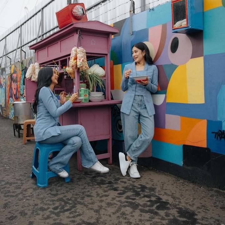 <p>Postingan foto ini diunggah Happy di akun Intagram miliknya. Melalui unggahan tersebut, Bunda dua anak ini menceritakan momen unik kebersamaannya dengan Dian saat makan soto sambil mengenakan kebaya. "Ayuk @therealdisastr kita ulang lagi. Makan soto sambil menunggu rintik hujan," tulis Happy. (Foto: Instagram @happysalma)</p>