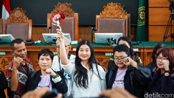 Majelis hakim Pengadilan Negeri Jakarta Selatan (PN Jaksel) menjatuhkan vonis masa percobaan selama 6 bulan terhadap mantan pegawai ASEAN Inter-Parliamentary Assembly atau AIPA, Laras Faizati Khairunnisa dalam kasus dugaan penghasutan pembakaran Gedung Mabes Polri. Vonis ini dibacakan dalam sidang pembacaan putusan yang berlangsung di ruang sidang utama PN Jaksel, Kamis (15/1/2026). Majelis hakim yang memimpin sidang putusan ini adalah hakim I Ketut Darpawan.