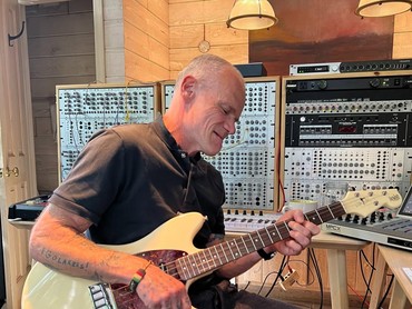 Flea Rilis Album Solo Perdana 'Honora', Kolaborasi Bareng Nick Cave dan Thom Yorke
