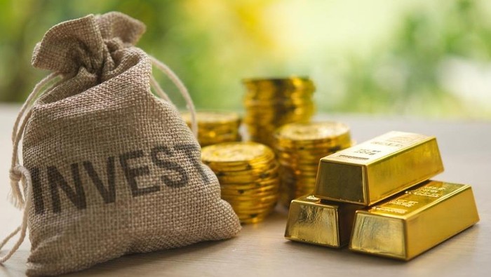 Harga emas yang turun bisa jadi peluang investasi. Pelajari strategi nabung emas dan cara memilih instrumen yang tepat untuk portofolio jangka panjang.